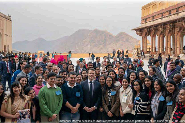 Macron jaipur le fil