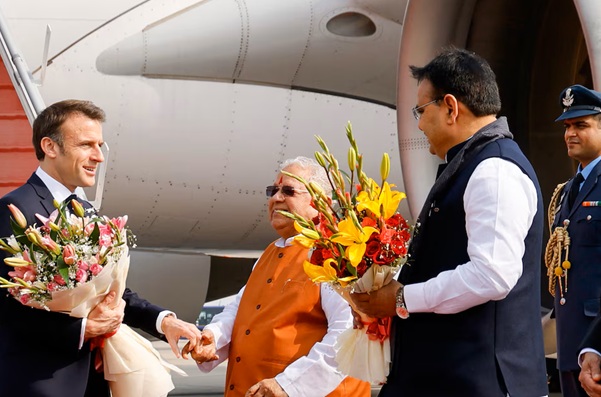 Le président français Emmanuel Macron (à gauche) arrive à l'aéroport international de Jaipur le 25 janvier 2024. AFP