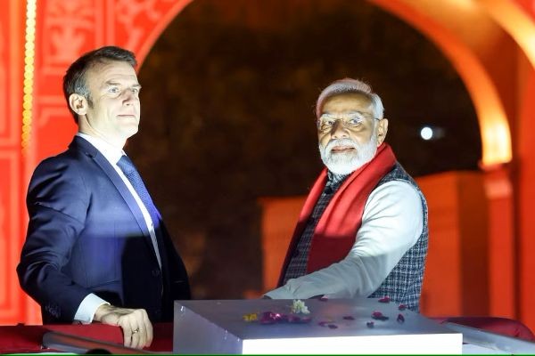 Emmanuel Macron and Narendra Modi during the road show in Jaipur.