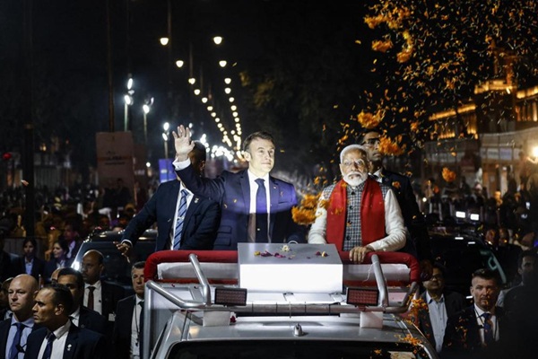 People shower flower petals over Prime Minister Narendra Modi and French President Emmanuel Macron along a street in Jaipur on January 25, 2024. | Photo Credit: AFP